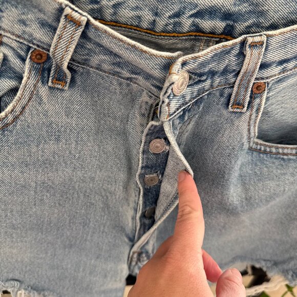 Vintage Perfectly Worn-In Levi 501 Stone Wash Cut-Off Shorts - Picture 3 of 7